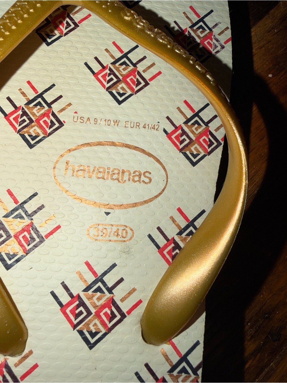 Havaianas Geometric Print Wedge Flip Flops Size 9/10 Gold Straps - Picture 2 of 4
